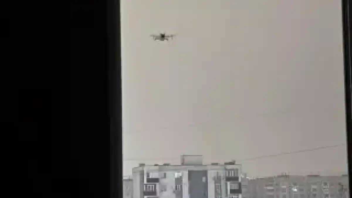 Терезе тұсында қалықтаған дрон тұрғынды шошытты