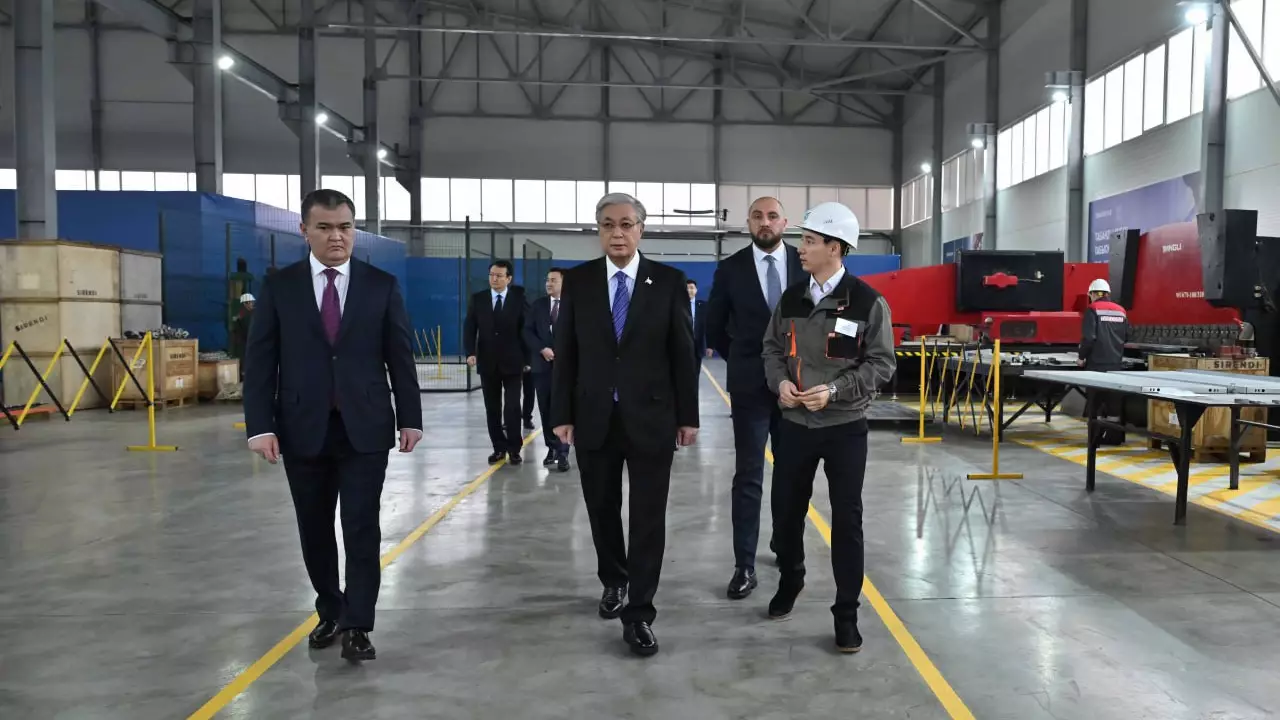 Қасым-Жомарт Тоқаев елордадағы Tausogar зауытын аралады