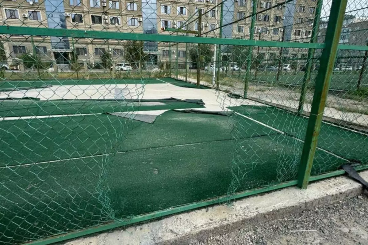 Аким Атырауской области призвал жителей снимать на видео вандалов, разрушающих детские площадки