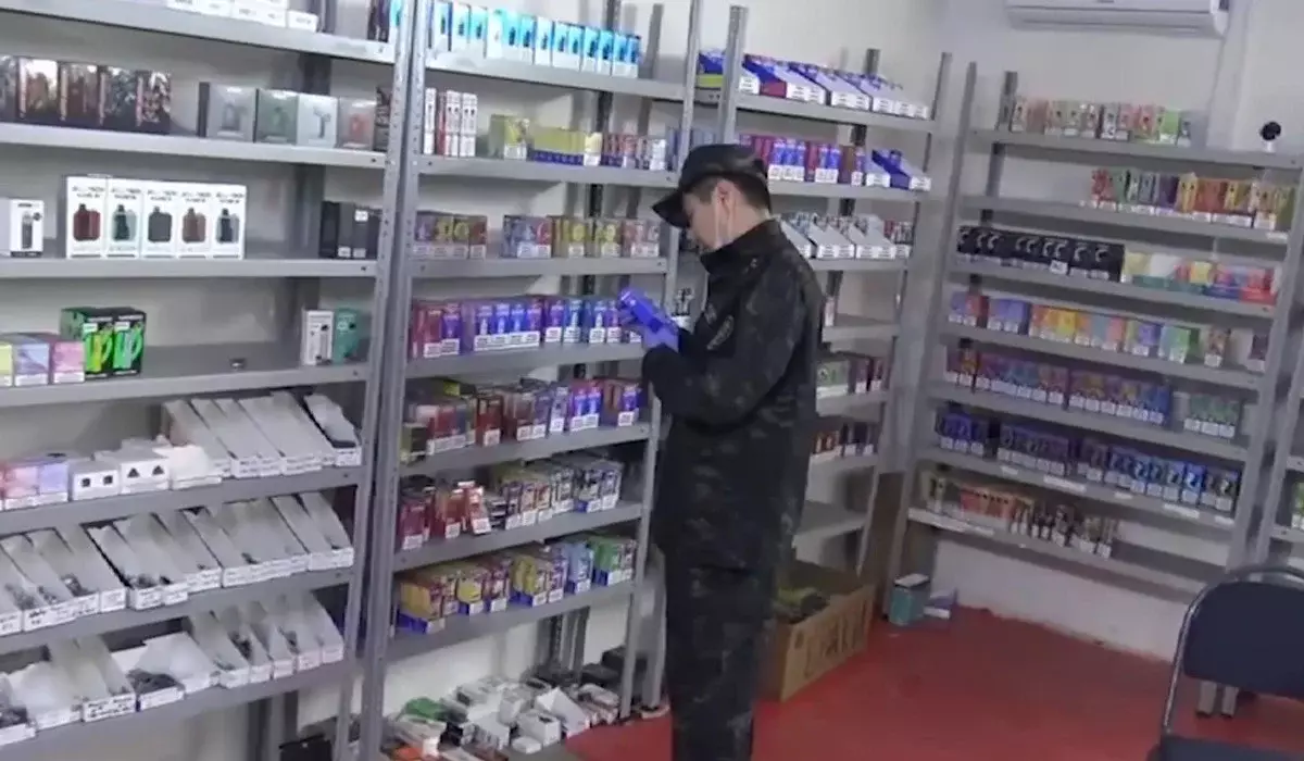 Павлодарда төрт адам вейп сатып, табысқа бірнеше қымбат көлік алған (ВИДЕО)