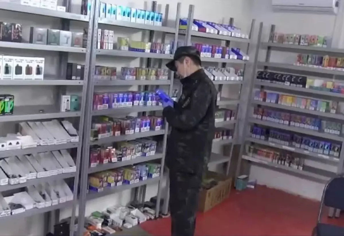 Четверо подозреваемых арестованы за онлайн-продажу вейпов школьникам