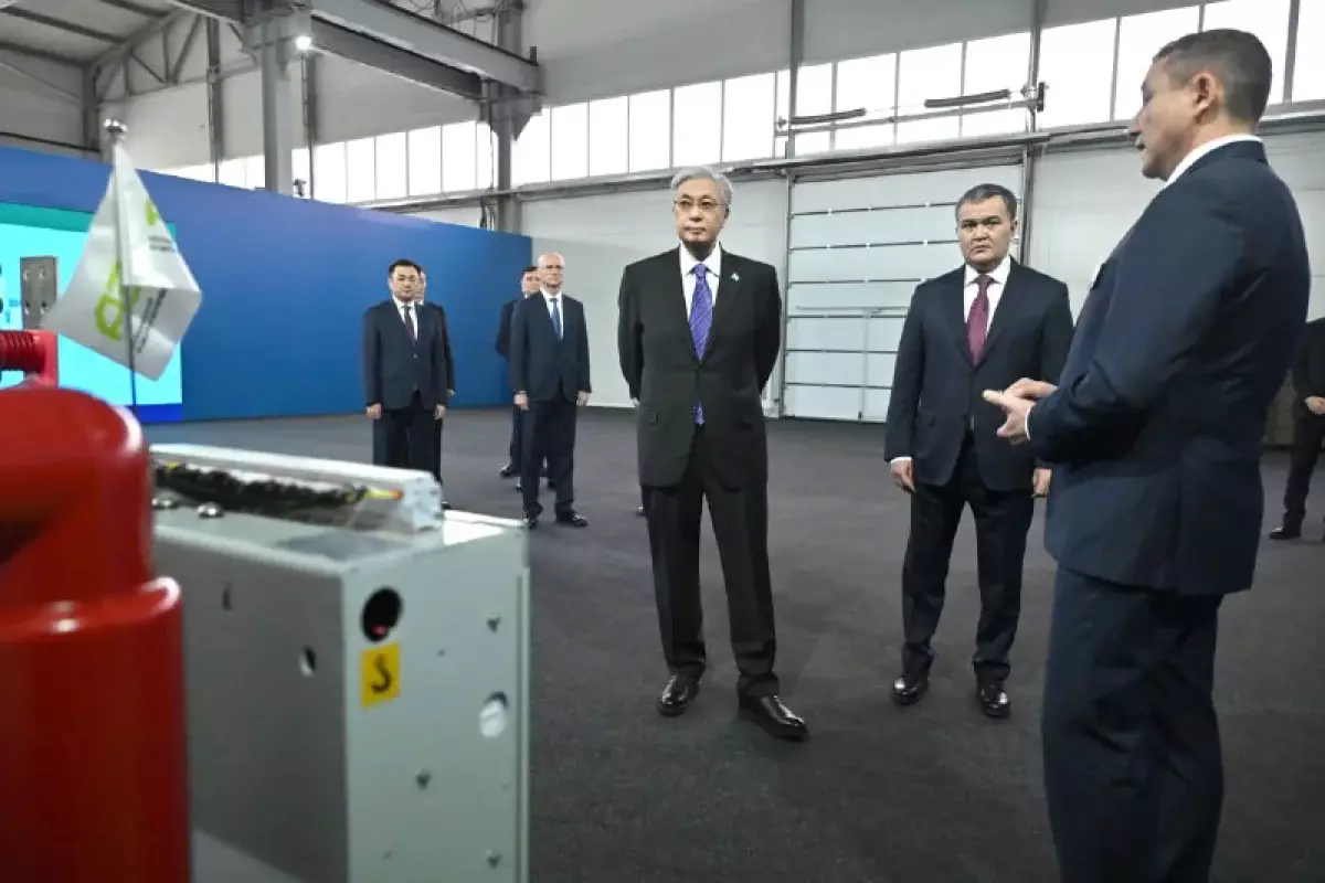 Президент осмотрел выставку предприятий обрабатывающей промышленности