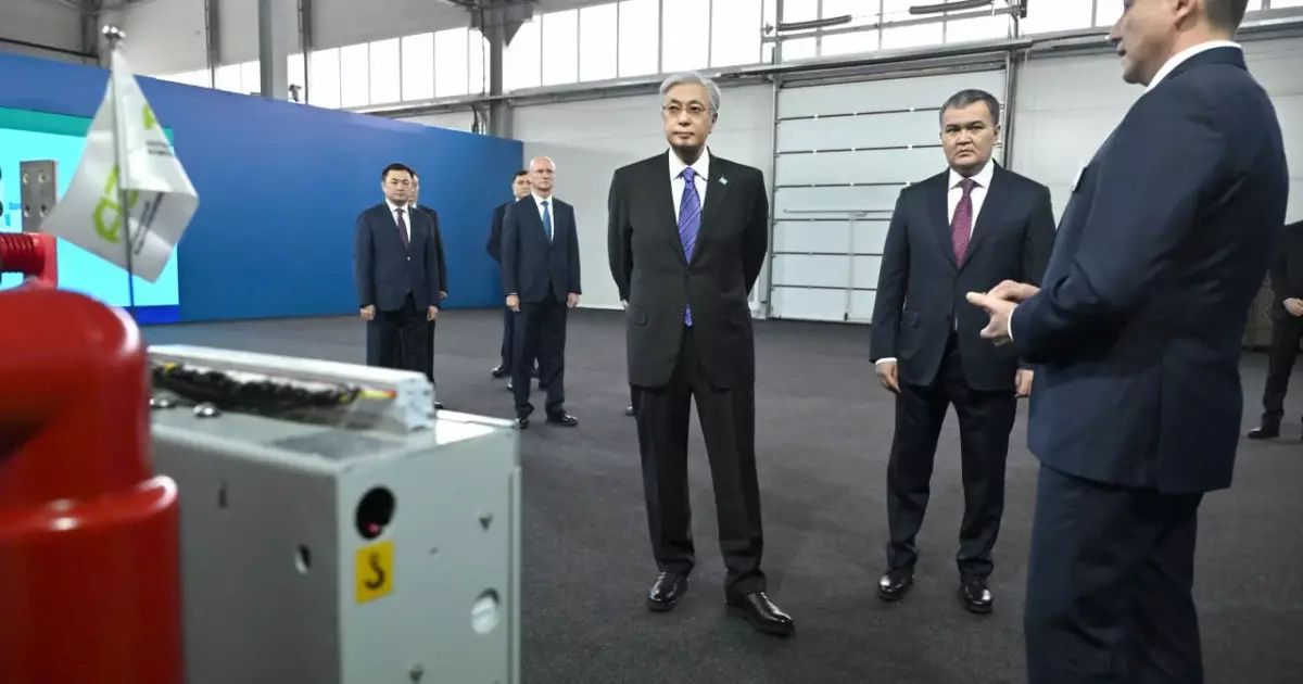   Қасым-Жомарт Тоқаев өңдеу өнеркәсібі кәсіпорындарының көрмесін аралап көрді   