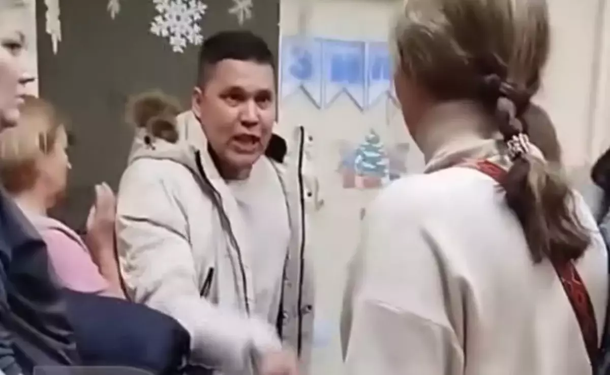 Малыша оставили без подарка – отец устроил разнос родительскому комитету