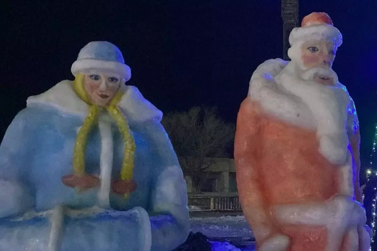 «Балтамен шапқандай»: Степногорсктегі Аяз ата мен Ақшақардың мүсіні жұртты шошытты (ВИДЕО)