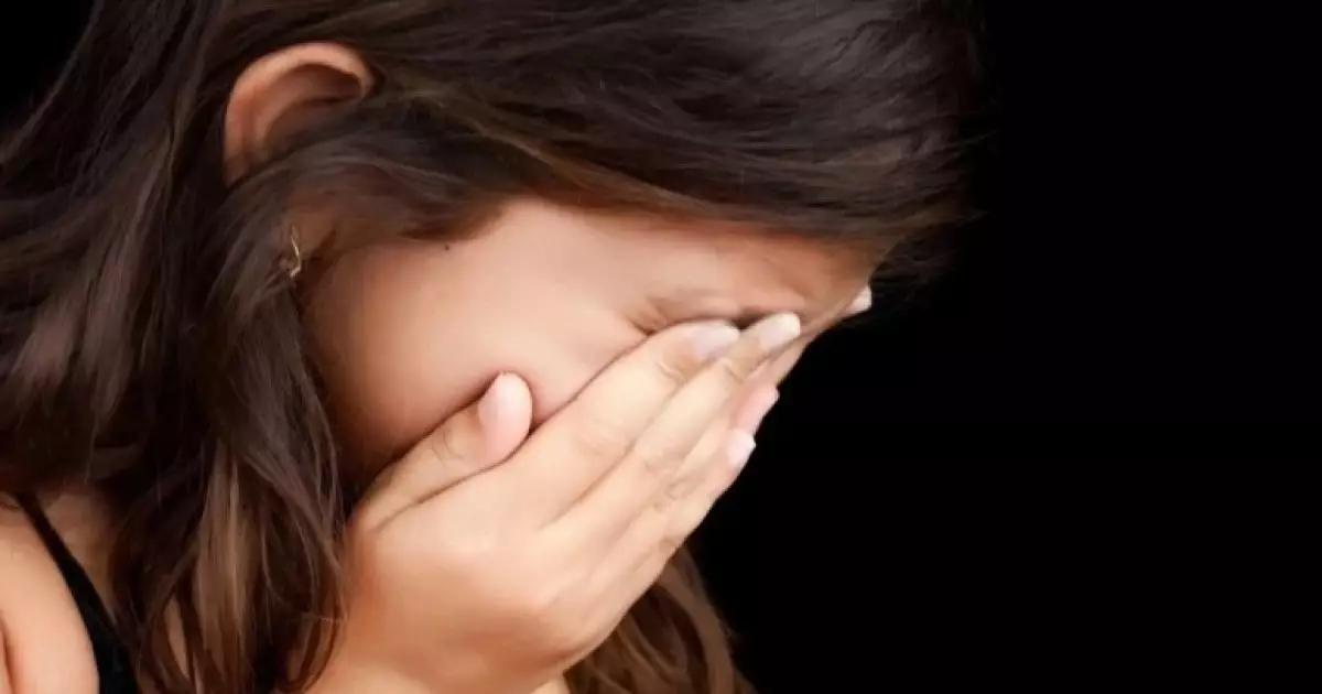  Ақтауда жасөспірімдер оқушының қолын тіліп, жазу жазған 