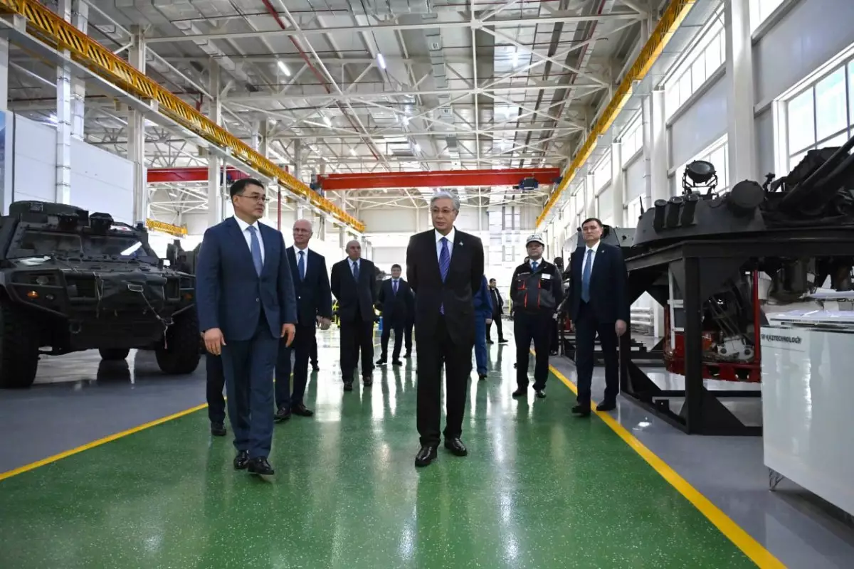 Президенту показали процесс создания бронированных машин в Астане