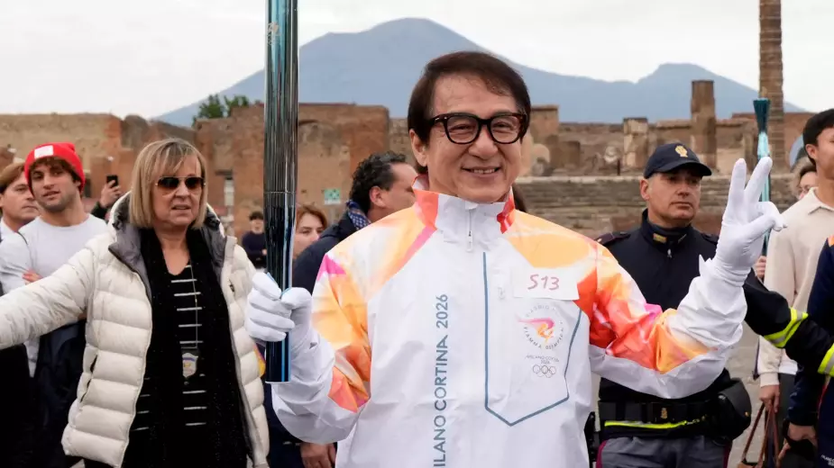 Джеки Чан пронес огонь зимних Олимпийских игр