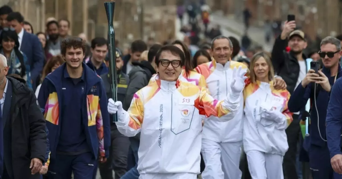  Джеки Чан Олимпиада ойындарының эстафетасына қатысты 