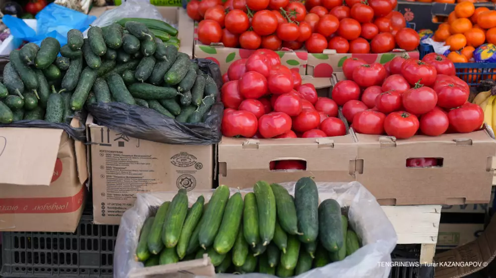 С января в Казахстане начнут контролировать цены на фарш, огурцы, помидоры и другие продукты