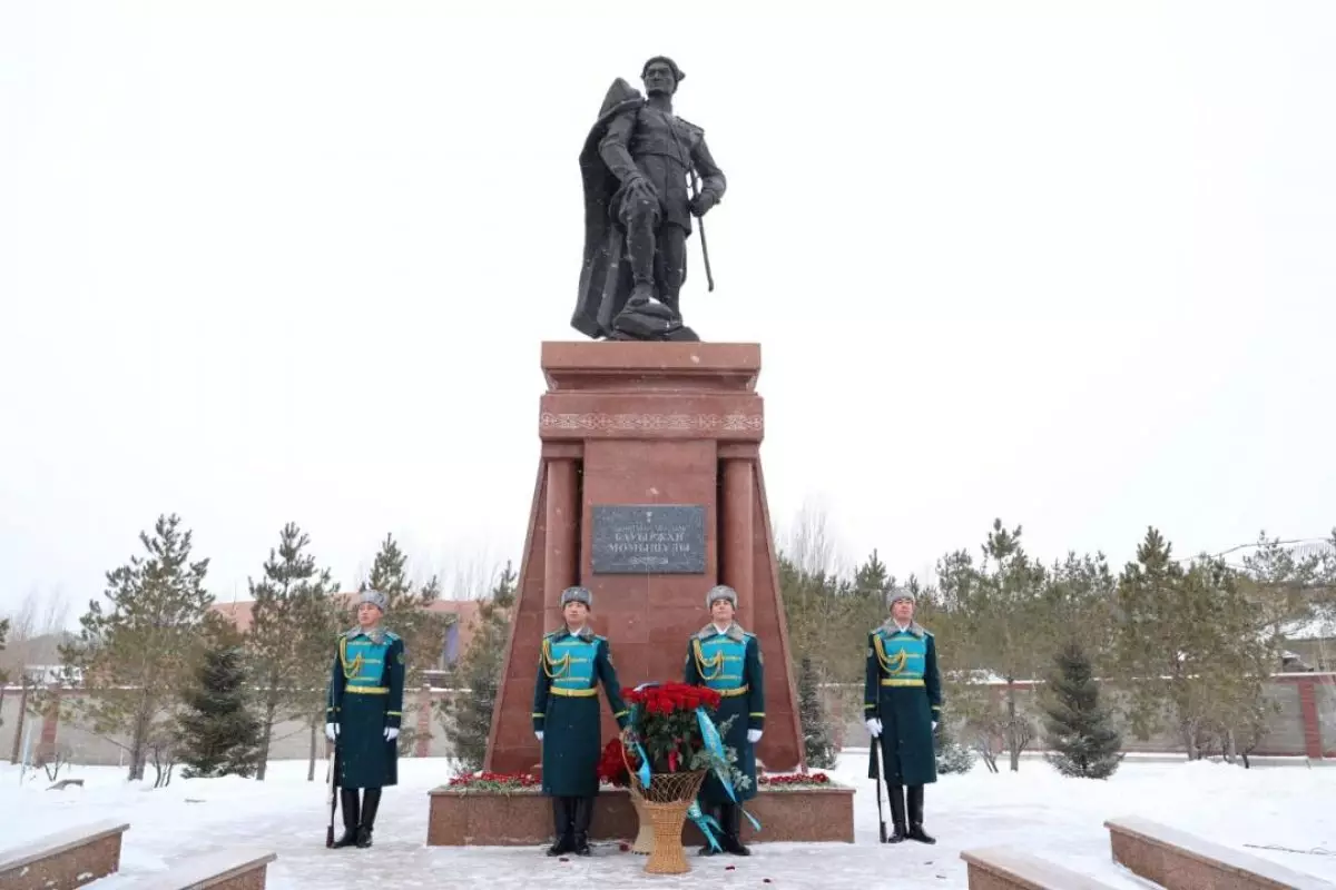 Память Бауыржана Момышулы почтили в Вооруженных силах