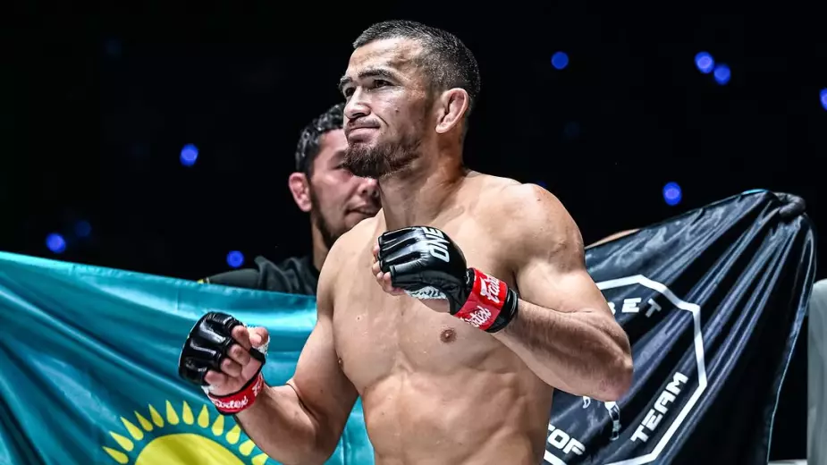 Казахстанский боец прокомментировал обвинения после досрочной победы в Brave