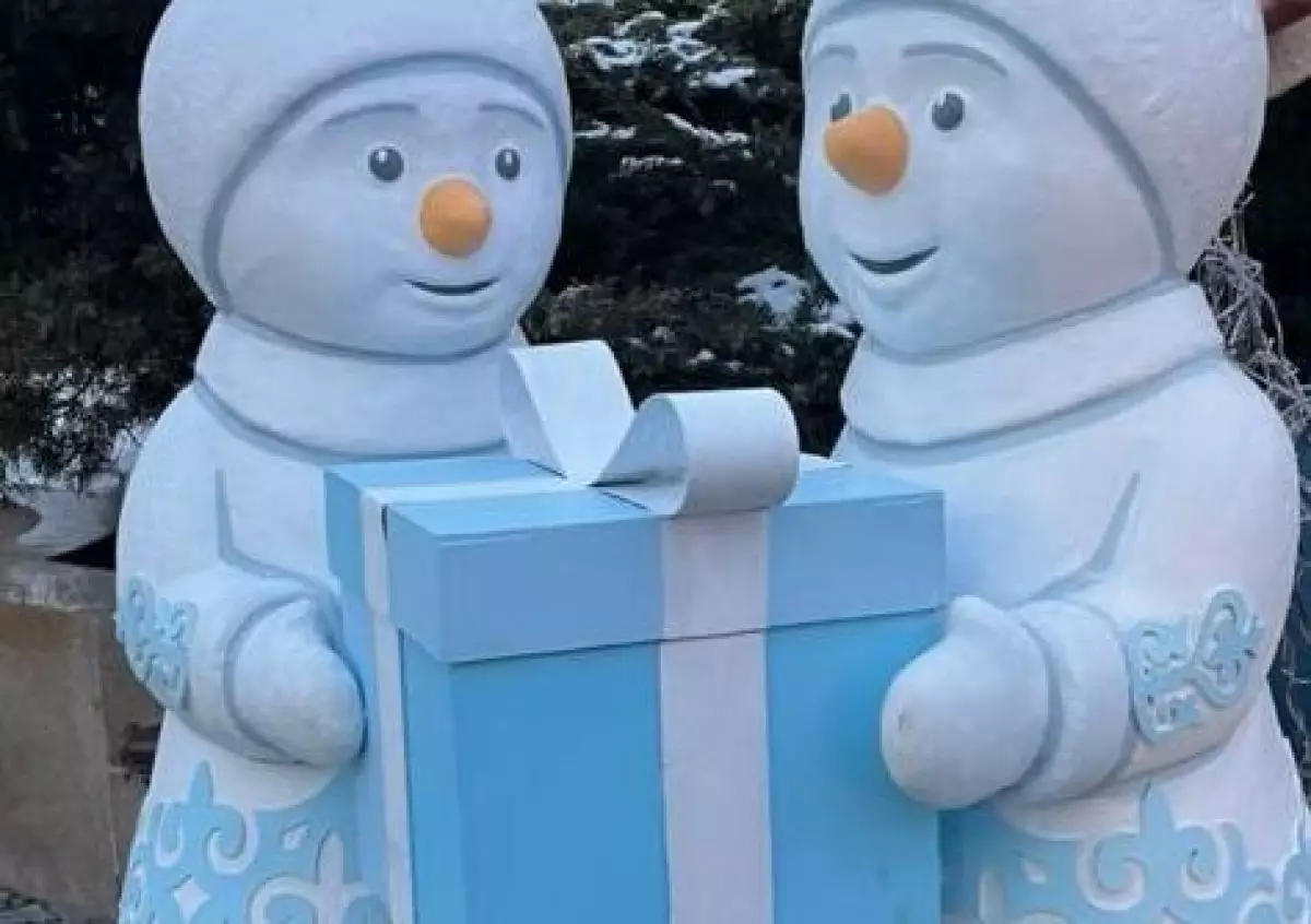 Новогодние украшения громят в Талдыкоргане (ВИДЕО)