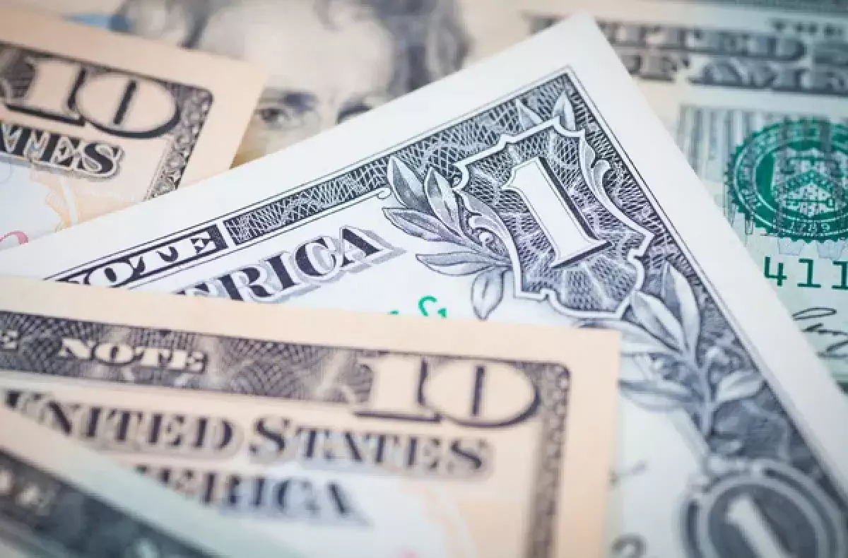 Ведет себя осторожно: что происходит с долларом в Казахстане