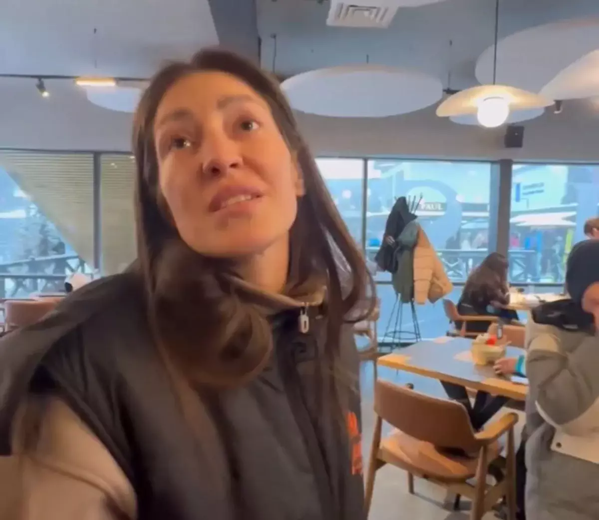 Скандал из-за казахского языка в кафе на Шымбулаке: сотрудницу заведения уволили