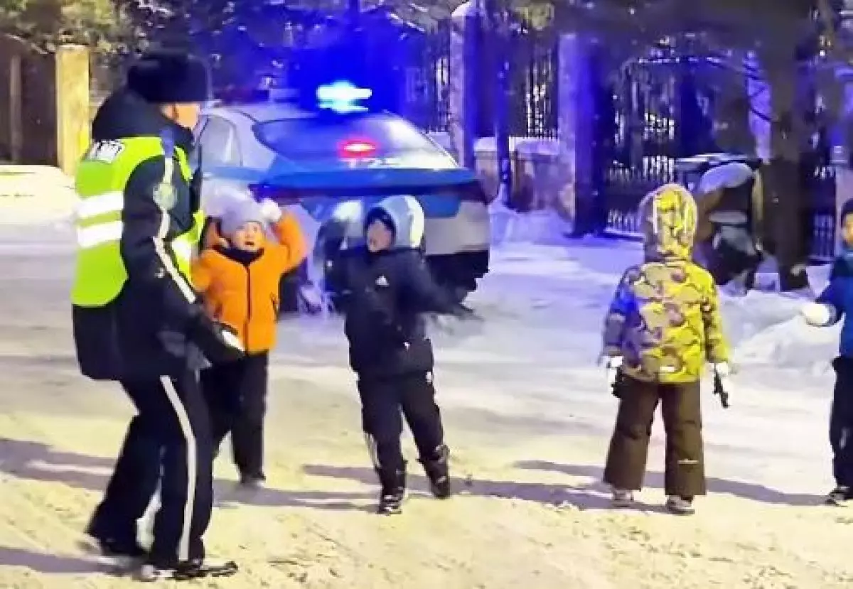 "Самое милое видео": полицейские Казахстана сыграли в снежки с детьми