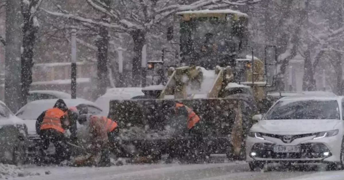 Снег и плюсовую температуру обещают жителям мегаполисов Казахстана в среду.