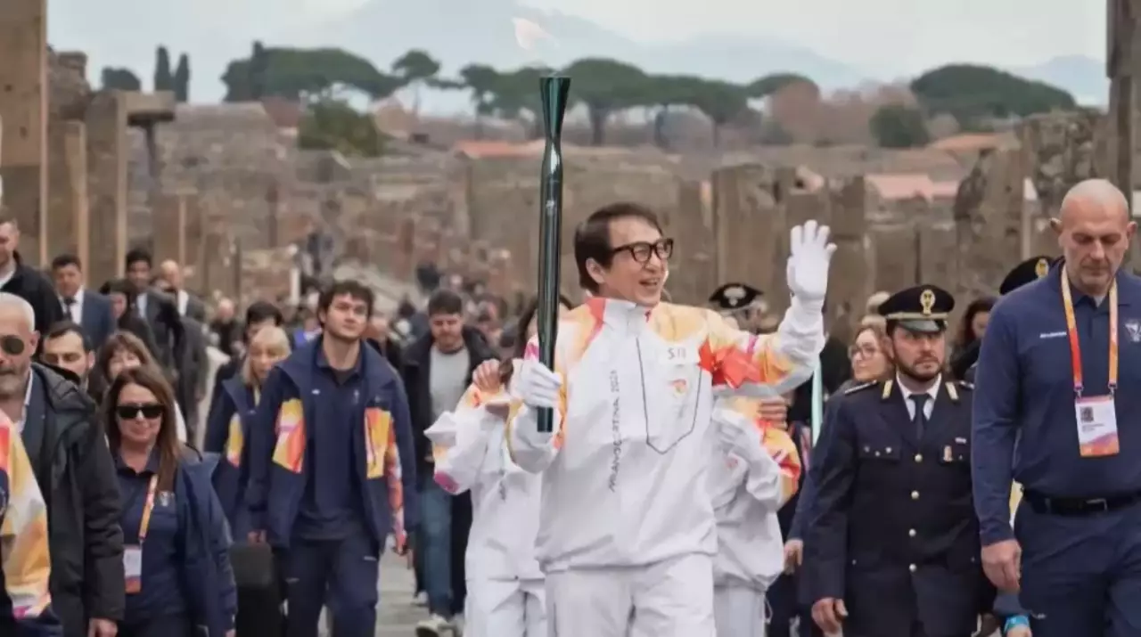 Джеки Чан Италияда олимпиада алауын алып жүрді