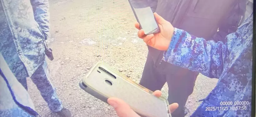 Водитель экскаватора пытался пронести телефон на территорию колонии в Семее