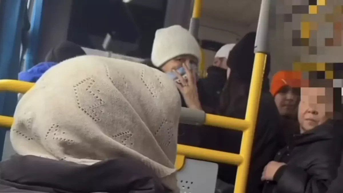 «Өз анасы жоқ па?»: Алматыда жүргізуші қарт әжейді автобустан түсіріп жіберген (ВИДЕО)