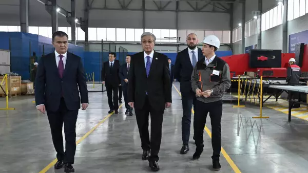Тоқаев крандар шығаратын зауыттың жұмысымен танысты