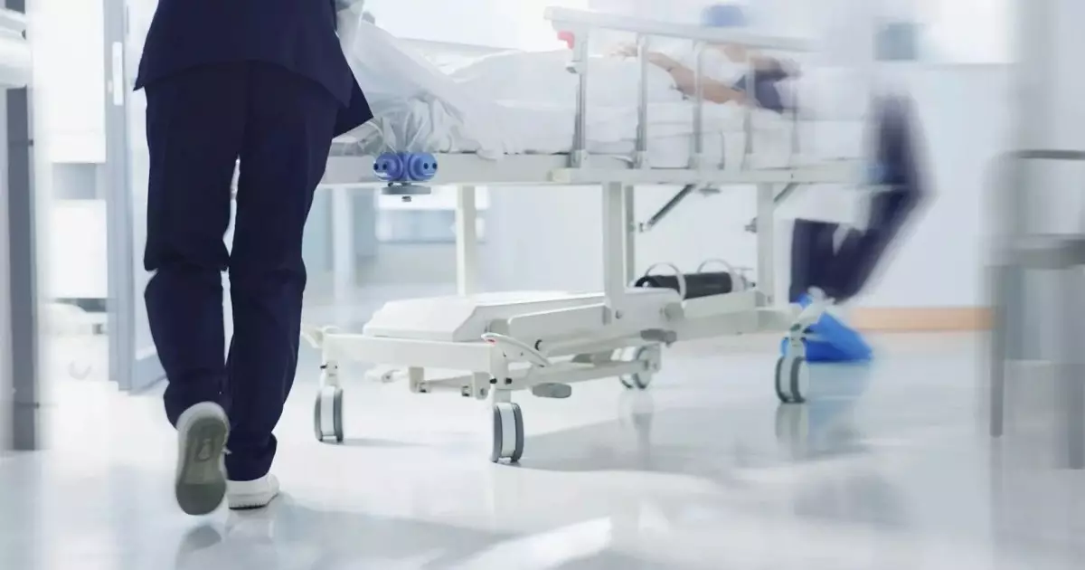  Саусағындағы жараны көрсетуге келген ер адам бір аяғынан айрылып қалды 