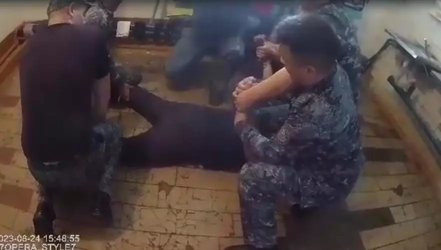 Суд присяжных оправдал устроивших пытки в колонии Атбасара