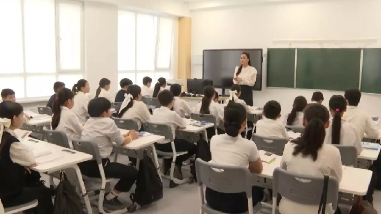 В Астане не осталось школ с трехсменным обучением – Токаев