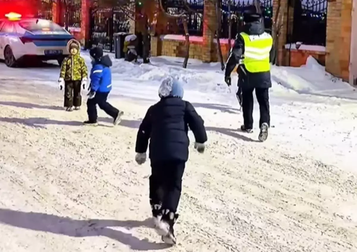 «Самое милое видео»: казахстанские полицейские сыграли в снежки с детьми