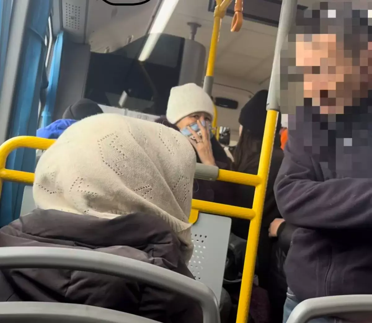 В Алматы водитель выгнал пожилую женщину из автобуса из-за неприятного запаха