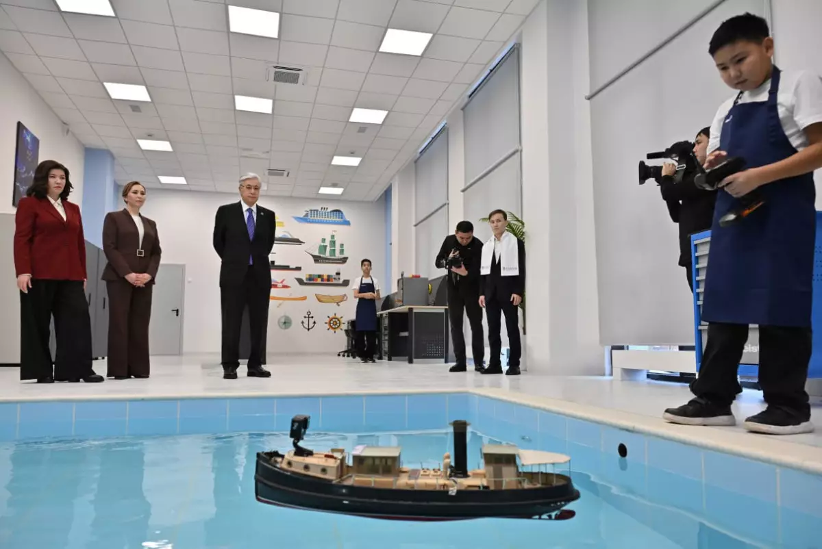 Президент посетил центр для развития талантов детей и молодежи