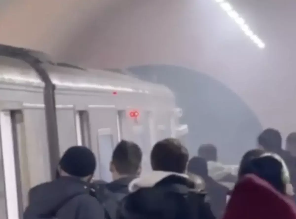 Пассажиров экстренно высадили из-за задымления на станции метро в Алматы