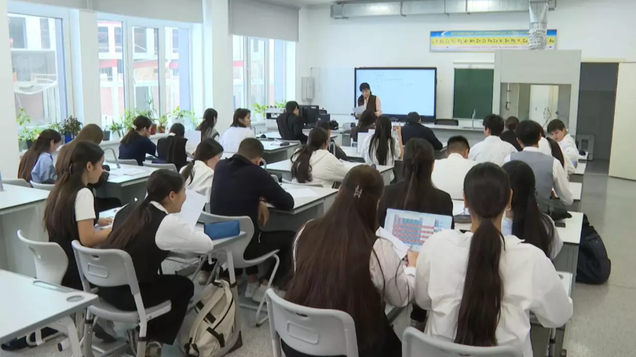 Президент: Астанада үш ауысыммен оқытатын мектеп жоқ