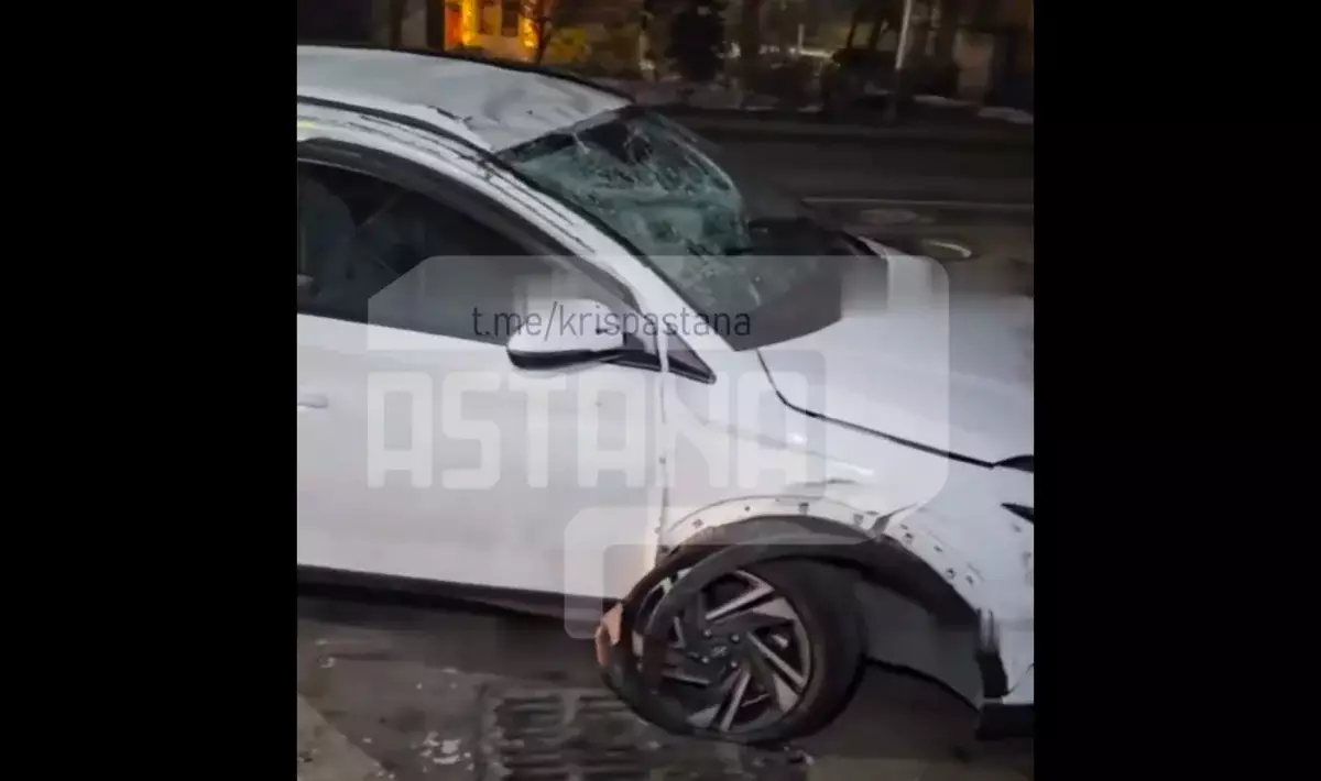Hyundai перевернулся на крышу в центре Алматы: водитель госпитализирован (ВИДЕО)