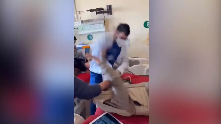 Төсекте жатқан науқасты ұрған дәрігер жұмыстан шығарылды