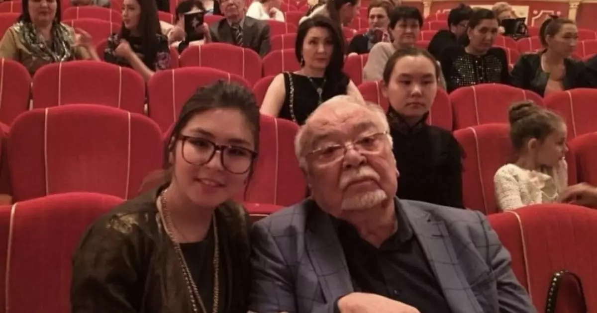  `Сөзбен жеткізу қиын`: Асанәлі Әшімовтің қызы желіде жазба жариялады 