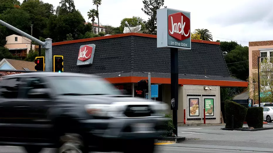 Jack in the Box закрыла более 70 ресторанов, и к концу года ожидается закрытие ещё большего количества из-за финансовых трудностей.