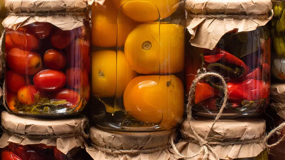 Съесть солёный огурец и не умереть: как защитить себя от ботулизма