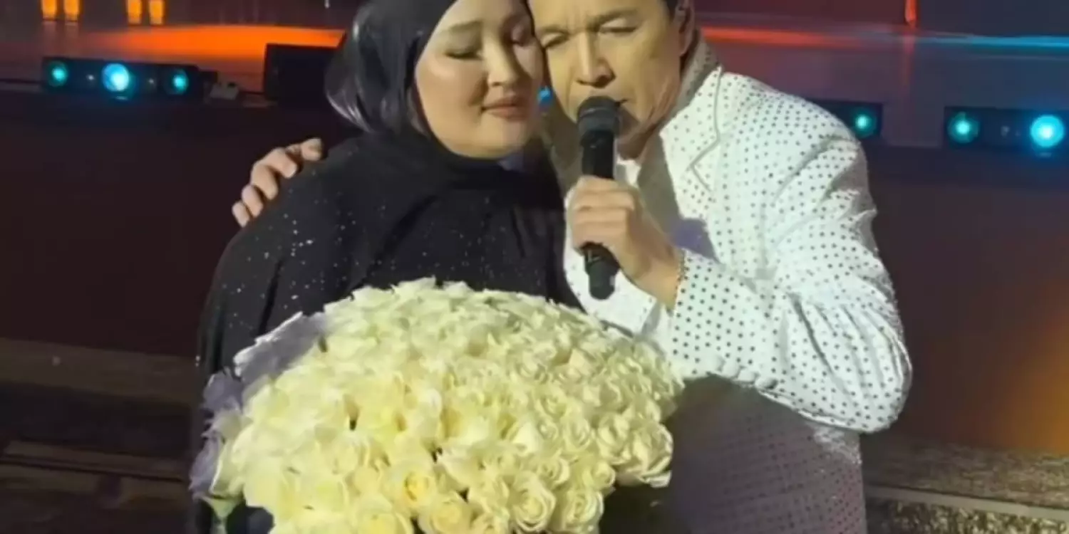 Әнші Абай Бегей мен әйелі концерт үстінде жылады