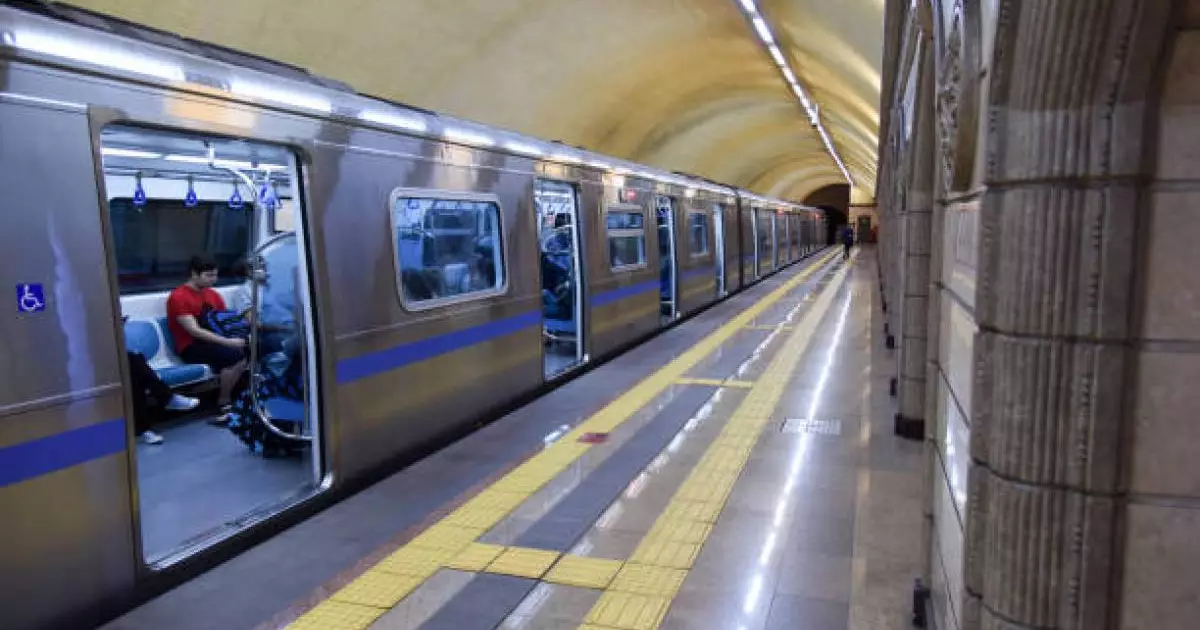  Алматыда метро пойызынан түтін шықты 