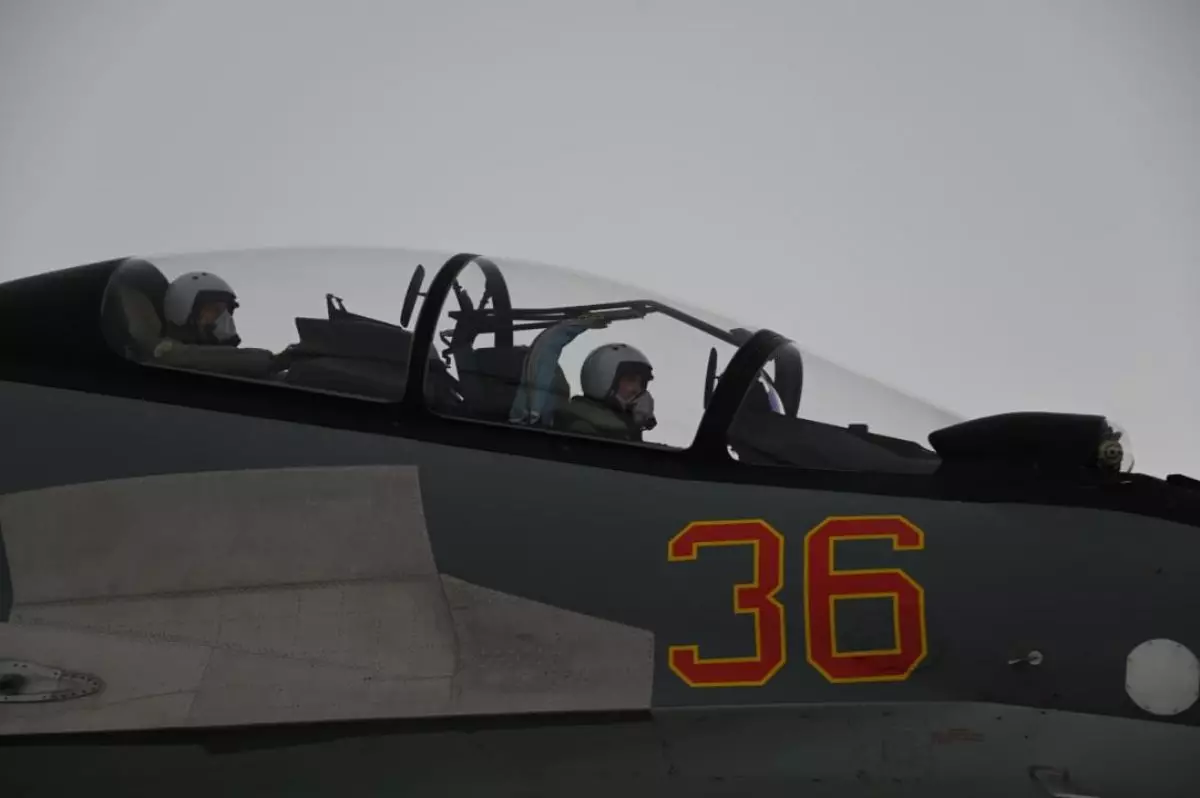 Военные посвятили полеты на самолетах Бауыржану Момышулы