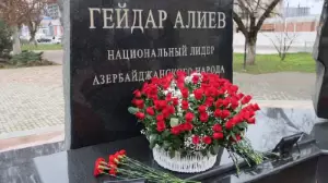 Грозныйда AZAL ұшағы апатында қаза тапқандарға арналған ескерткіш ашылды