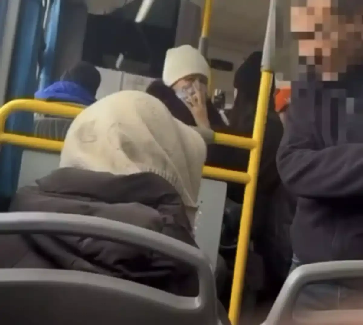 Жағымсыз иіс шыққаны үшін әжейді автобустан шығарып жіберген