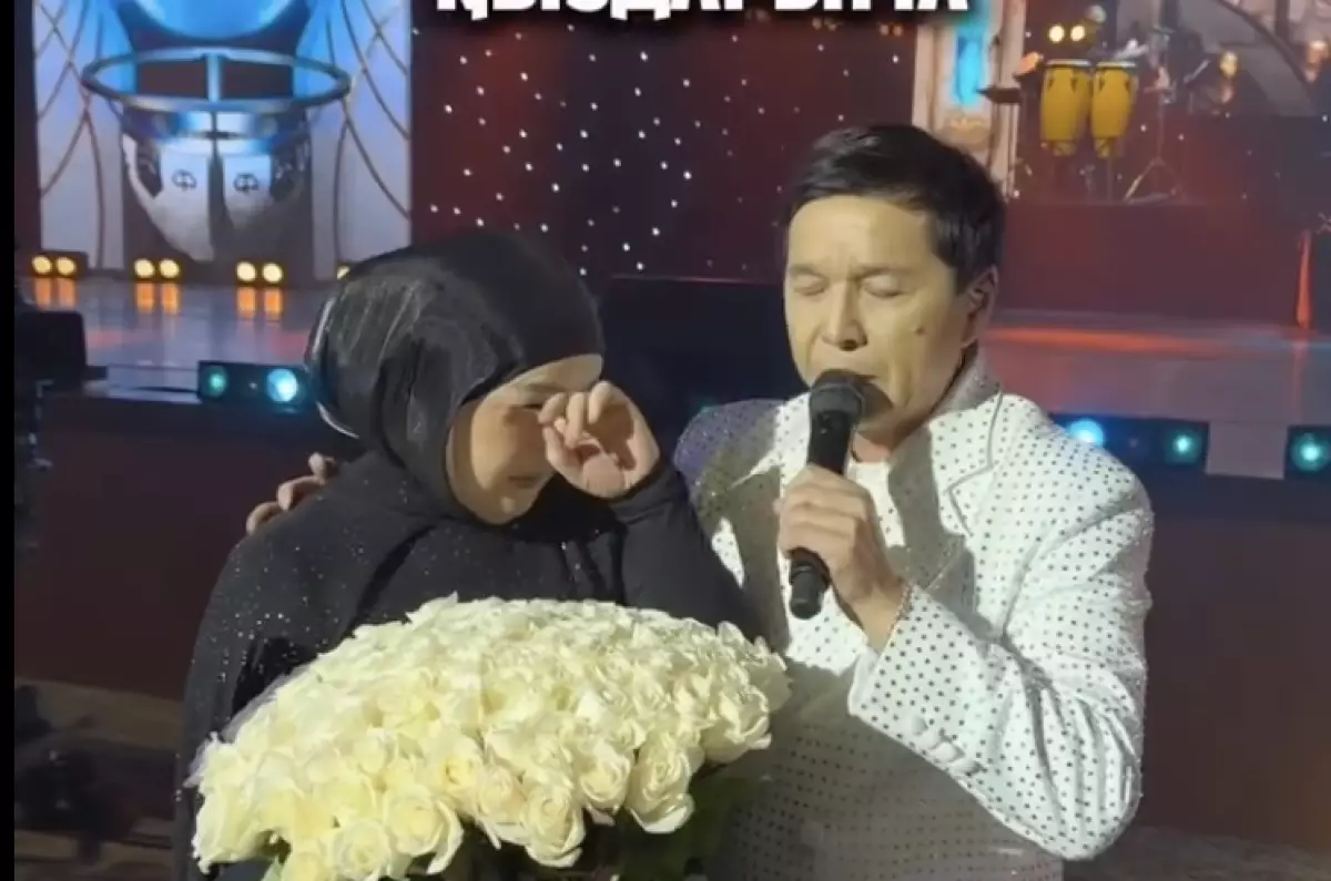 «Қыздарыма ана болғаның үшін...»: Абай Бегей әйеліне алғыс айтып, көзіне жас алды (ВИДЕО)