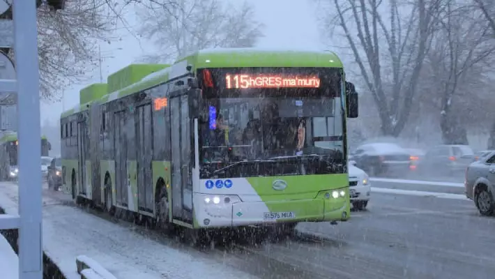 В Ташкенте автобусы вынуждены простаивать в очередях на АГНКС