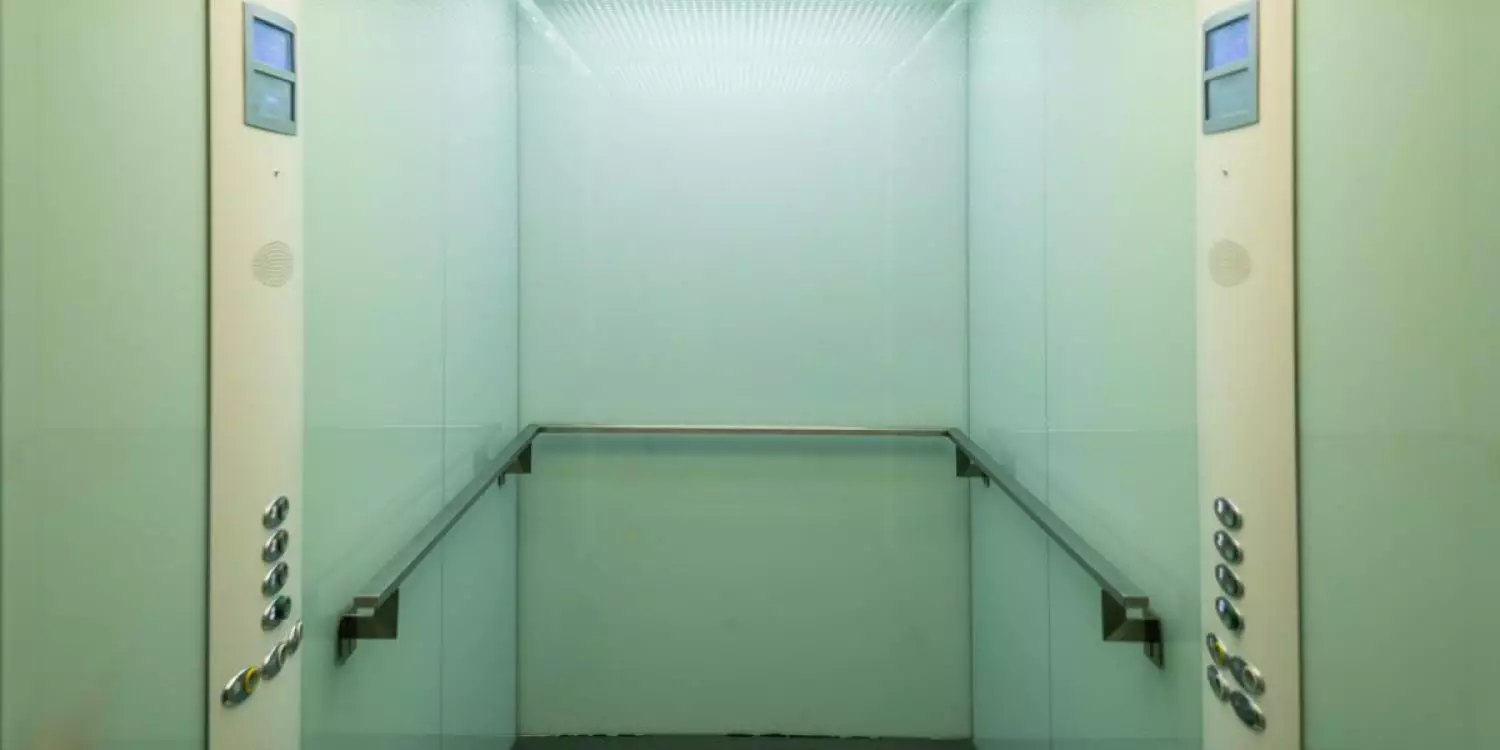 Оралда перзентхана қызметкері лифт ішінде қысылып, қаза тапқан