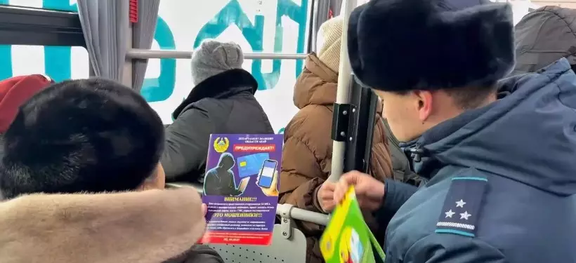 Полиция раздает памятки семейчанам на улицах