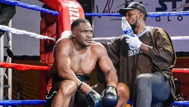 Легендарный боксёр потерял нолик и остался без титула