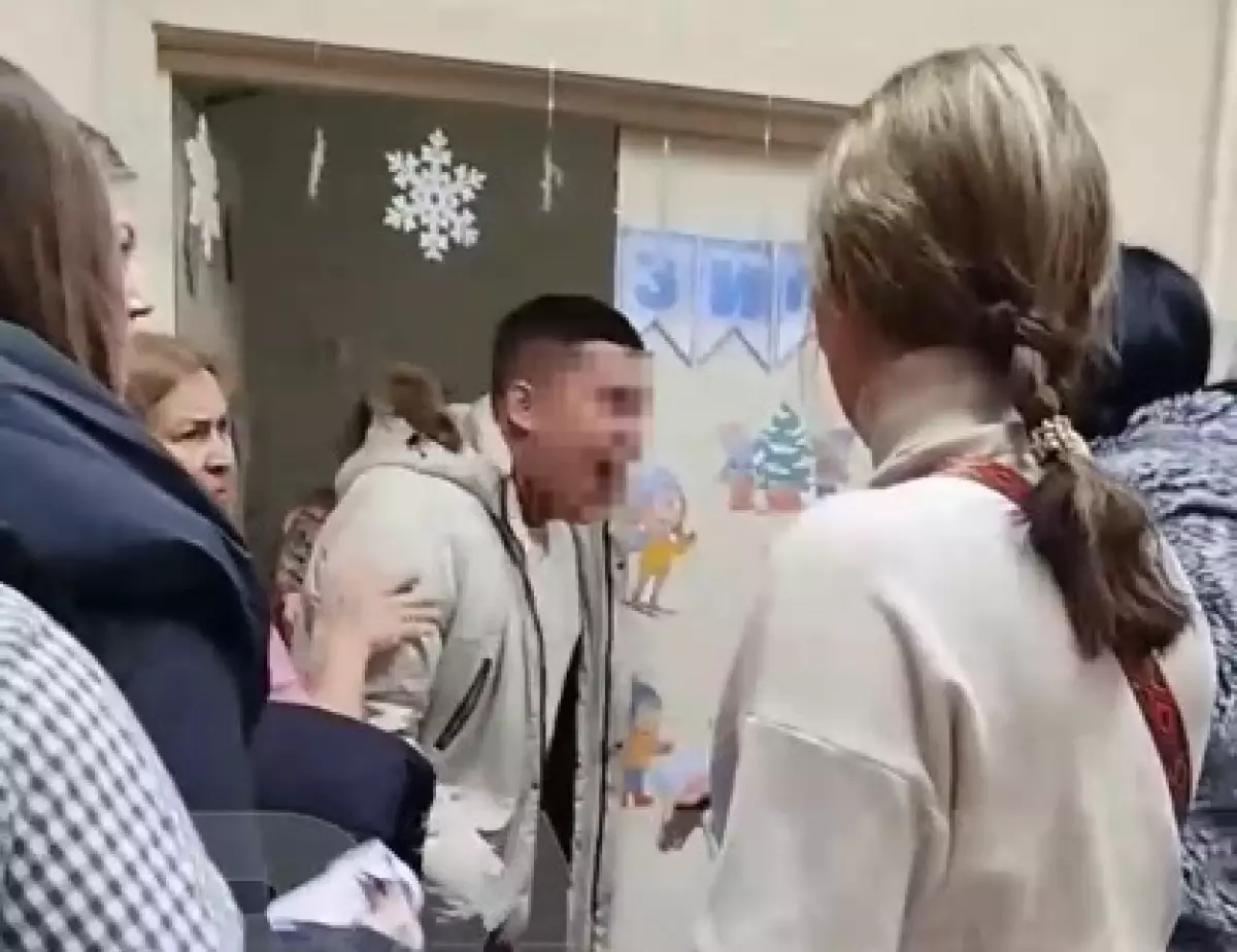 Дед Мороз не вручил подарок: нервный срыв отца обиженного ребенка обсуждают в Сети (ВИДЕО)