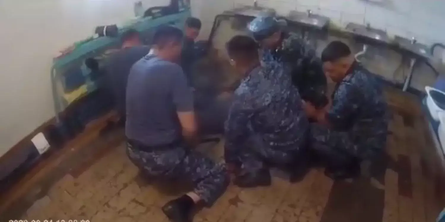 Сотталғандарды ұрды деп істі болған 12 түрме қызметкерлері ақталып шықты (ВИДЕО)